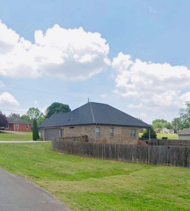 Foto del edificio - Custom Built Home with Fenced Yard
