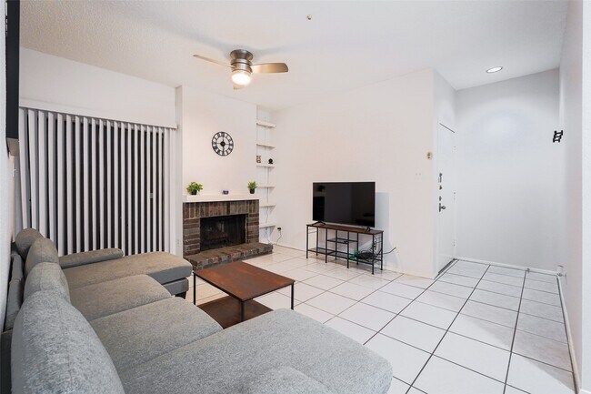 Foto del edificio - 7900 N Stadium Dr