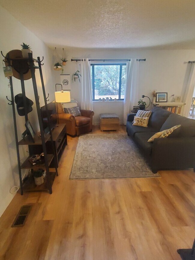 Building Photo - Updated and Spacious 1 Bedroom with Attached Garage!