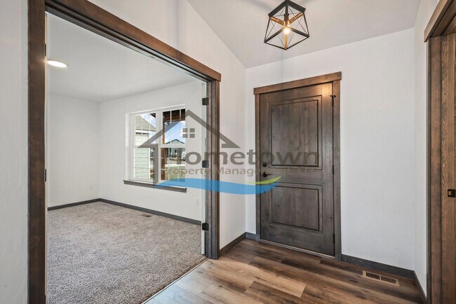 Foto del edificio - 3-Bedroom, 2-Bathroom Home with 3-Car Gara...