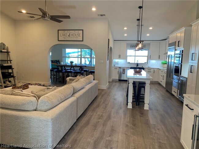 Foto del edificio - 374 Cloverleaf Rd