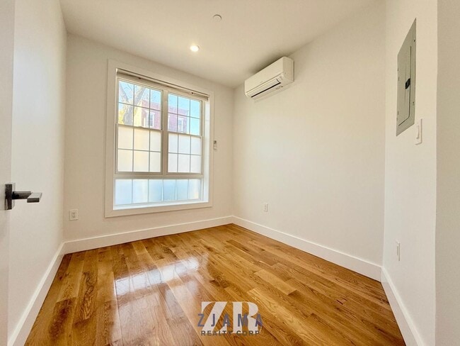 Foto del edificio - 225 Howard Ave