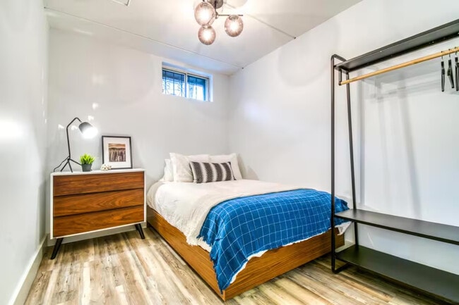 Building Photo - Furnished room/NOT APARTMENT