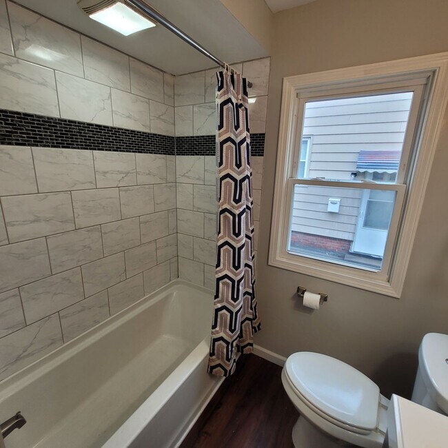 Building Photo - Single Family Home 4 beds 1.5 bath FOR RENT!