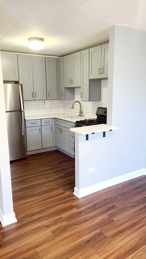 Primary Photo - 2115 W Farwell Ave