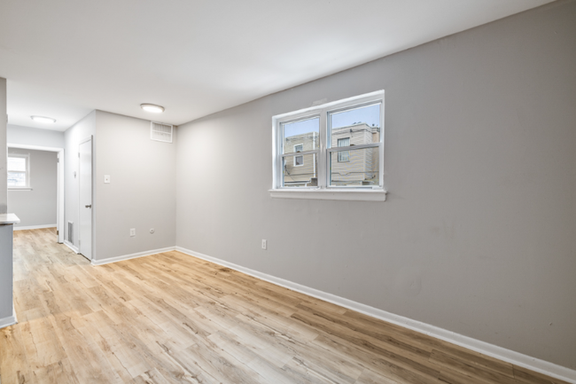 Building Photo - 4511 N Lawrence St