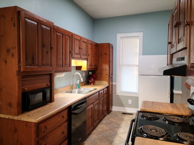 Pantry and microwave - 314 Oak St NE