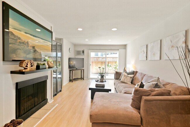 Living room - 3640 Cardiff Ave