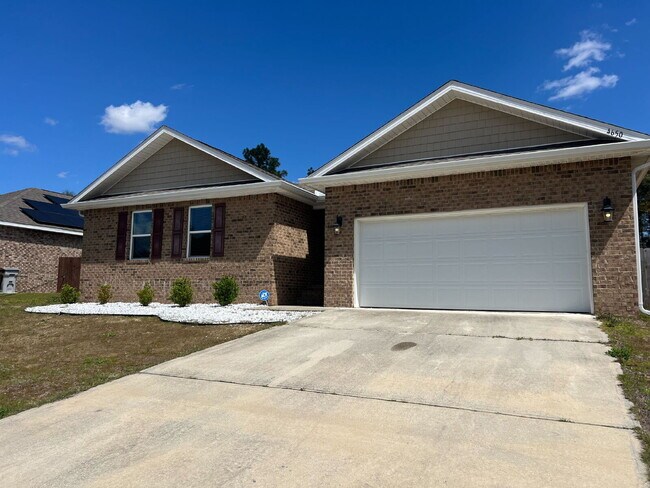 Foto del edificio - Spacious 4-Bed, 2-Bath East Milton Home with 2-Car Garage, Open-Concept Kitchen, Primary Suite, F...