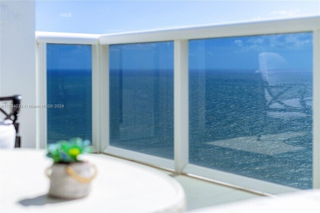 Foto del edificio - 18101 Collins Ave
