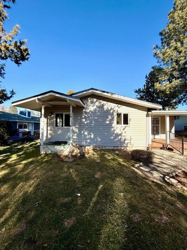 Primary Photo - Beautiful Retro home in amazing location c...