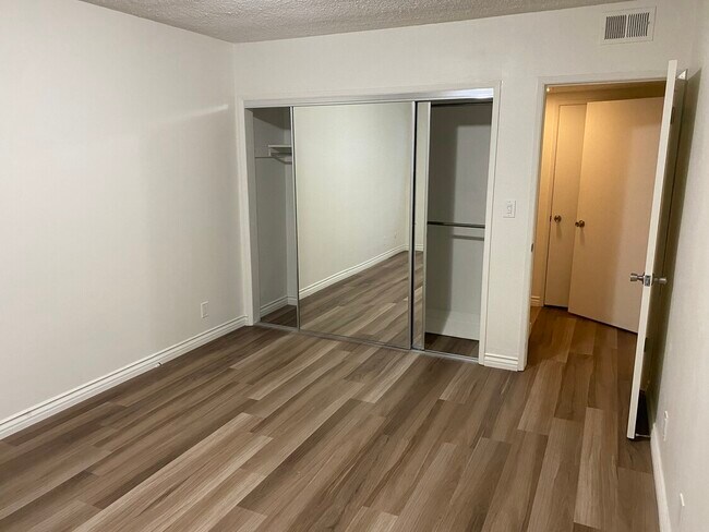 Foto del edificio - 10701 Moorpark St