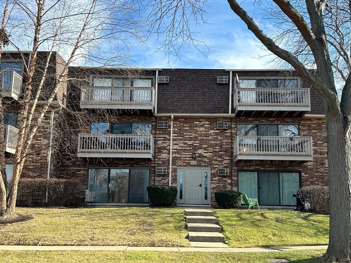 Foto principal - 259 W Ct of Shorewood