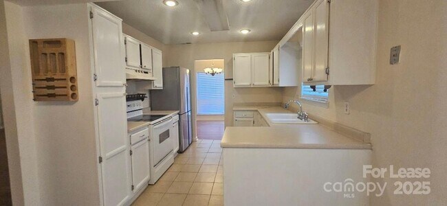 Building Photo - 3738 Sweetgrass Ln