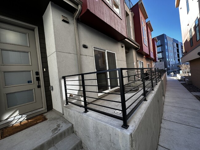 Building Photo - Spacious 3-Bed Townhouse with Finished Bas...