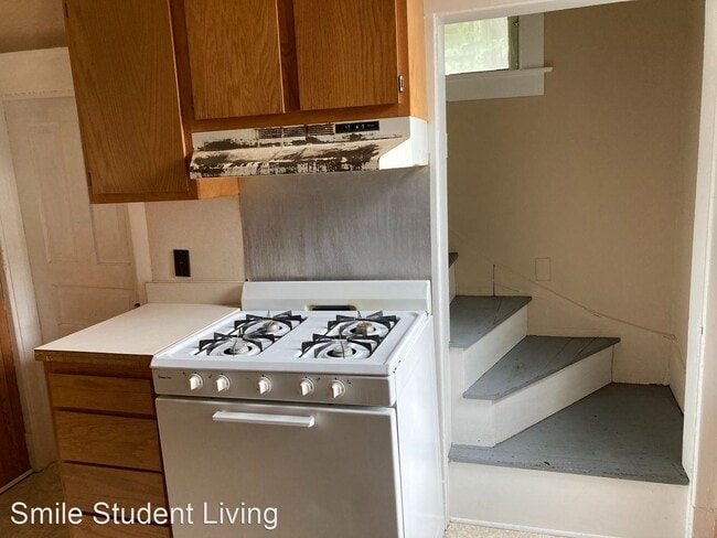 Building Photo - 4 br, 2 bath Room For Rent - 808 W. Oregon