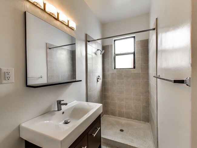 Building Photo - bedroom in San Francisco CA 94109