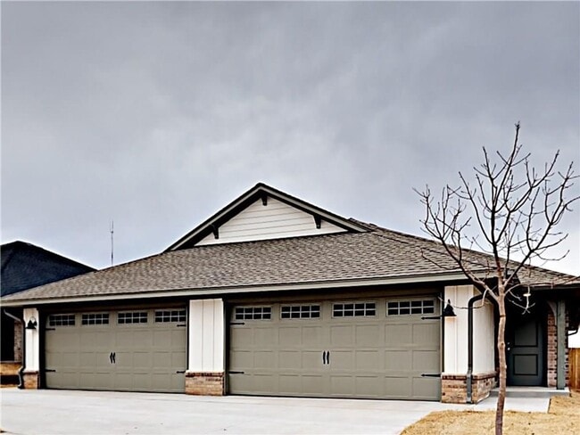 Building Photo - 2 Bedroom 2 Bathroom 2 Car Garage Duplex C...