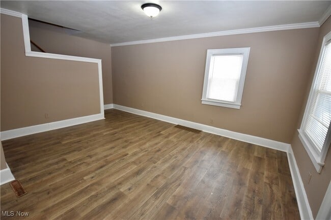 Building Photo - 583 Victoria Ave