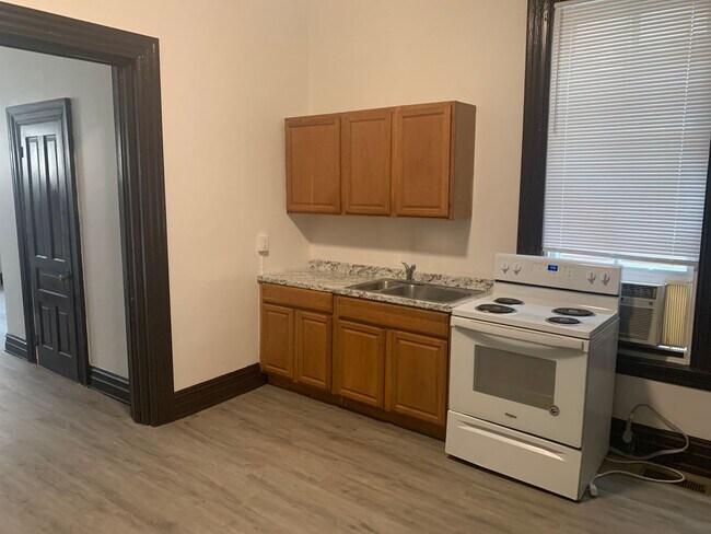 Foto del edificio - Available Now! 1st Floor 1 Bedroom Near Yo...