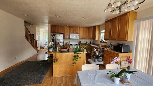 Foto del edificio - Spacious 4-Bed, 3.5-Bath Home in Quail Rid...