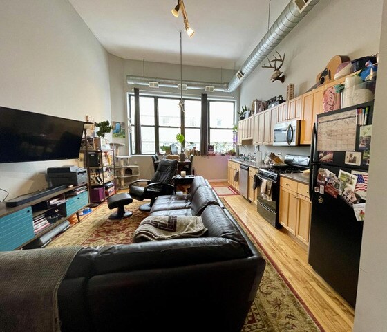 Foto del edificio - 1302 N Milwaukee Ave