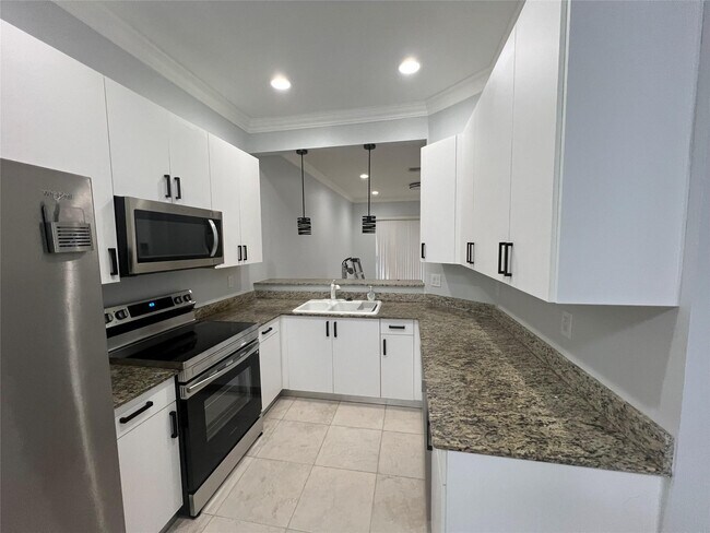 Foto del edificio - 3318 Lakeside Dr