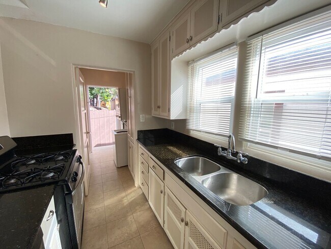 Foto del edificio - Cozy North Park Cottage with Enclosed Patio Exclusive Assigned Garage! Air Conditioning! In Unit ...