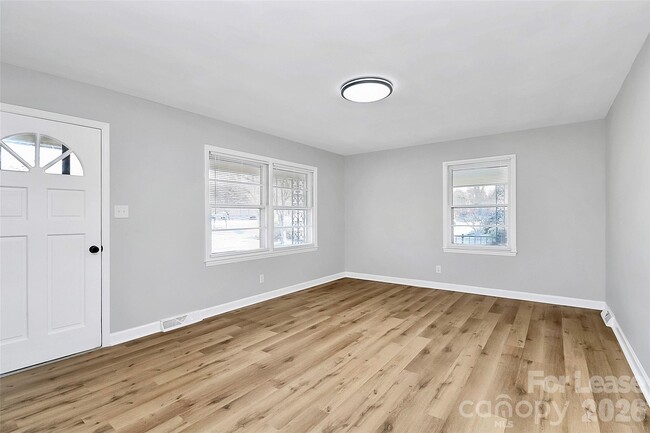 Building Photo - 526 Julia Ave