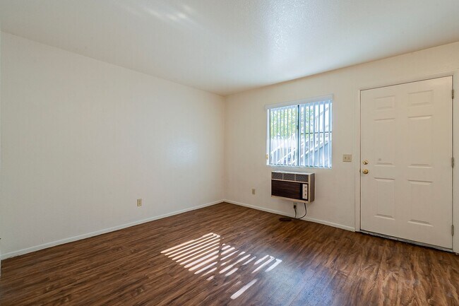 Foto del interior - 1st and Olsen ( 1055, 1065, 1075 N. Olsen Ave. &amp; 2047 E. 1st St. )