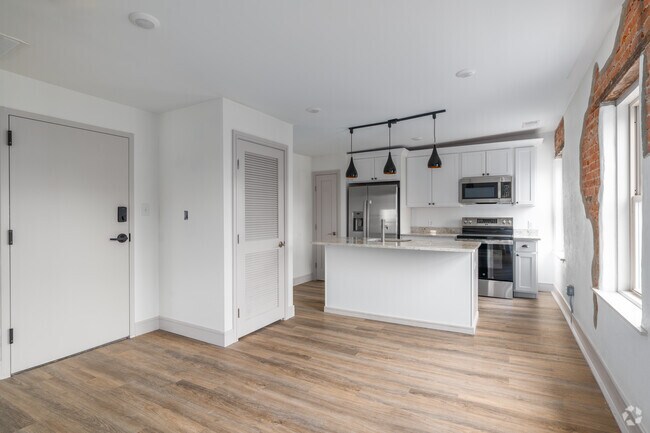 2 habitaciones, 1 baño - 705 pies cuadrados - Sala de estar - Quaker Safety Lofts