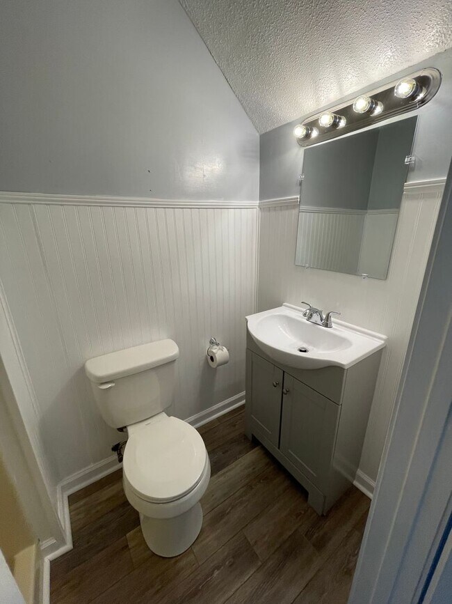 Building Photo - 2 Bedroom Townhome within Blocks to the Beach