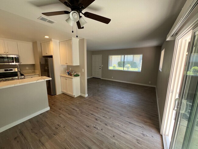 Foto del edificio - Single Story 3 Bedroom Ventura Condo *Totally updated* with GARAGE!