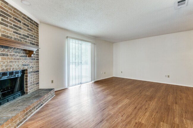 Building Photo - 2BR Townhome on a Greenbelt!