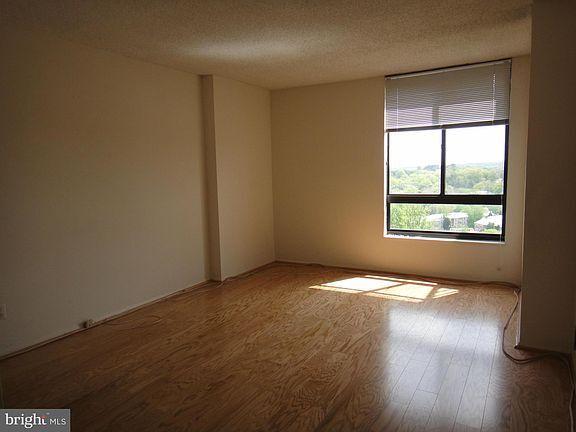 Amplia habitación - 1800 Old Meadow Rd