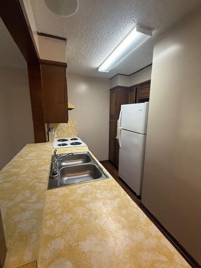 Building Photo - Roomy 1 Bedroom Apartment