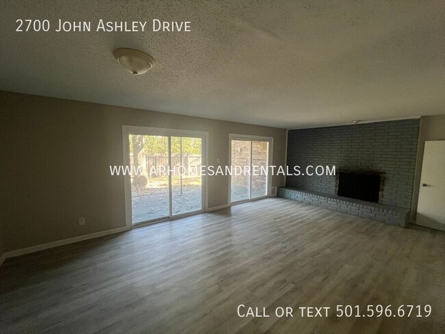 Foto del edificio - 2700 John Ashley Dr