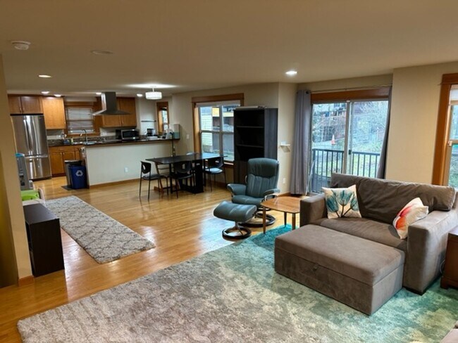 Foto del edificio - Location Location Location! This huge 3bd ...