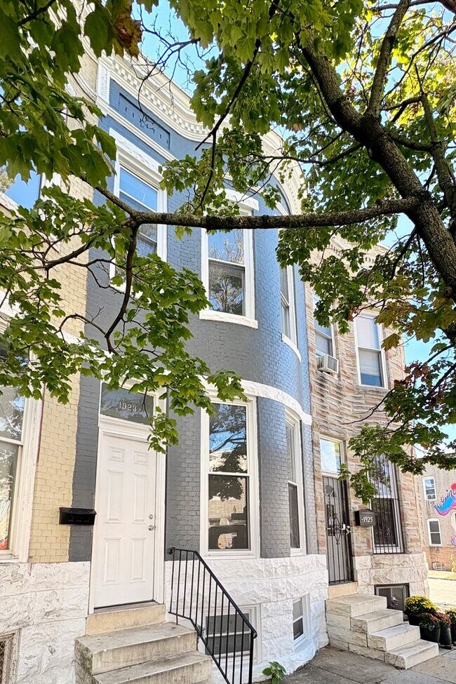 Building Photo - Charming 3-Bedroom Townhome with Classic C...