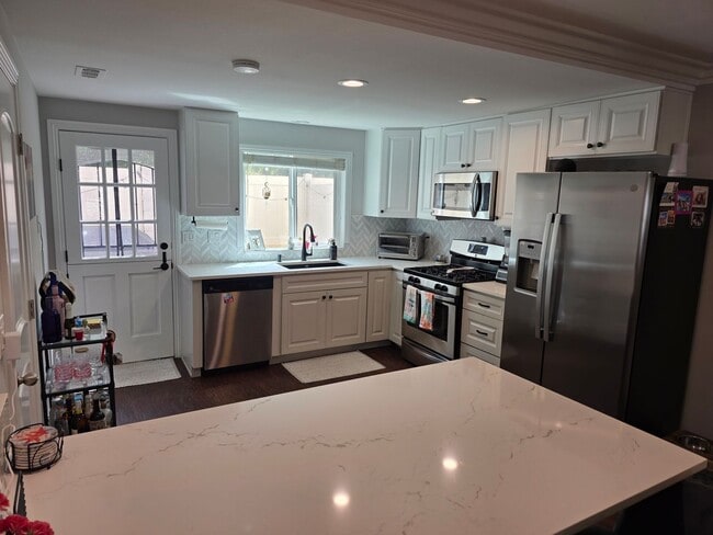 Building Photo - One month rental Fully furnished 1 bedroom...