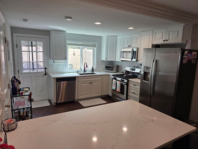 Foto del edificio - One month rental Fully furnished 1 bedroom...