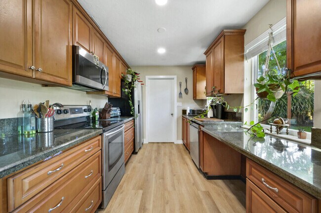 Building Photo - 837 W Jasmine Dr