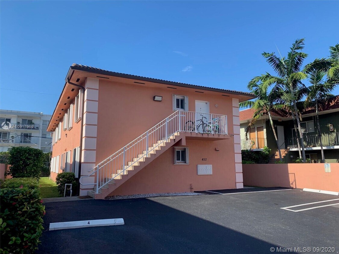 Foto principal - 452 SW 10th St
