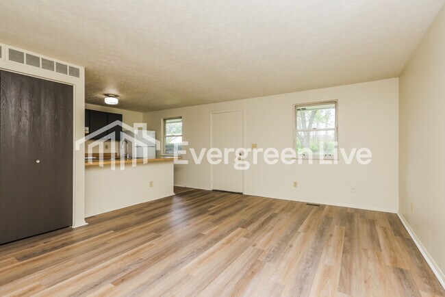 Foto del edificio - 8208 Mt Charles Dr