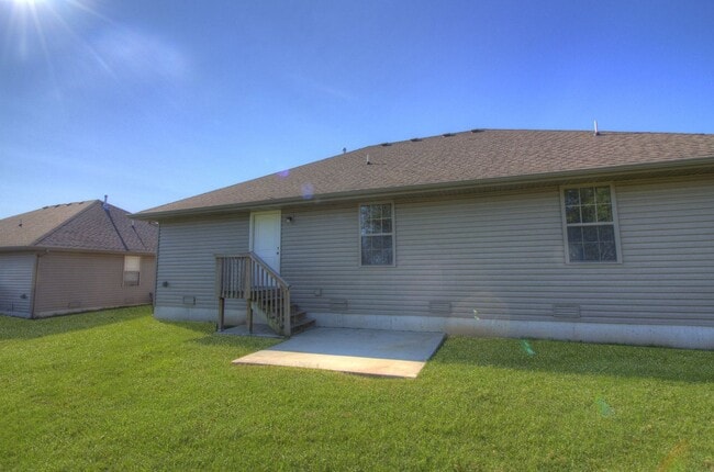 Building Photo - 3 Bedroom in Ozark!