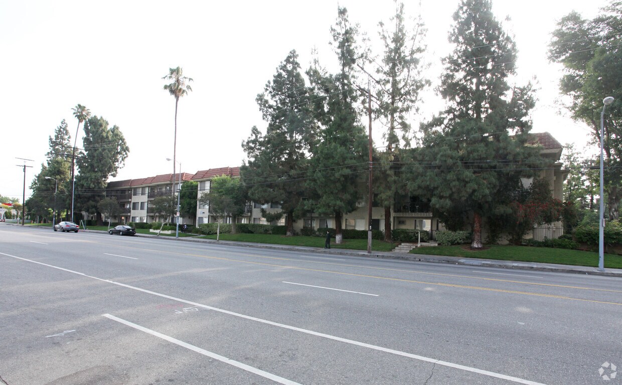 Foto del edificio - Woodman Manor Apartments