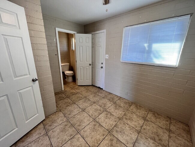 Building Photo - Move In Ready - This cozy home has all til...