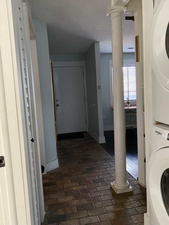 Building Photo - 621 Riverine Dr