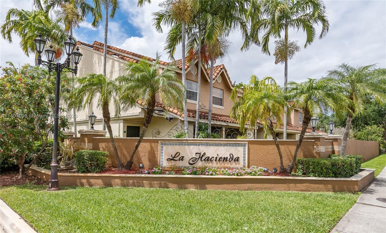 Foto principal - 18326 NW 68th Ave