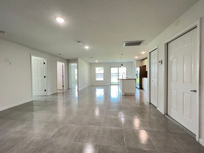 Foto del edificio - Amazing, 4 Bedroom, 2 Bathroom Home in Palm Bay!!